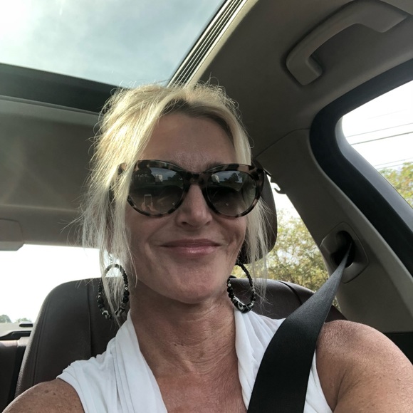 Meet your Posher, Donna - Picture 2 of 2